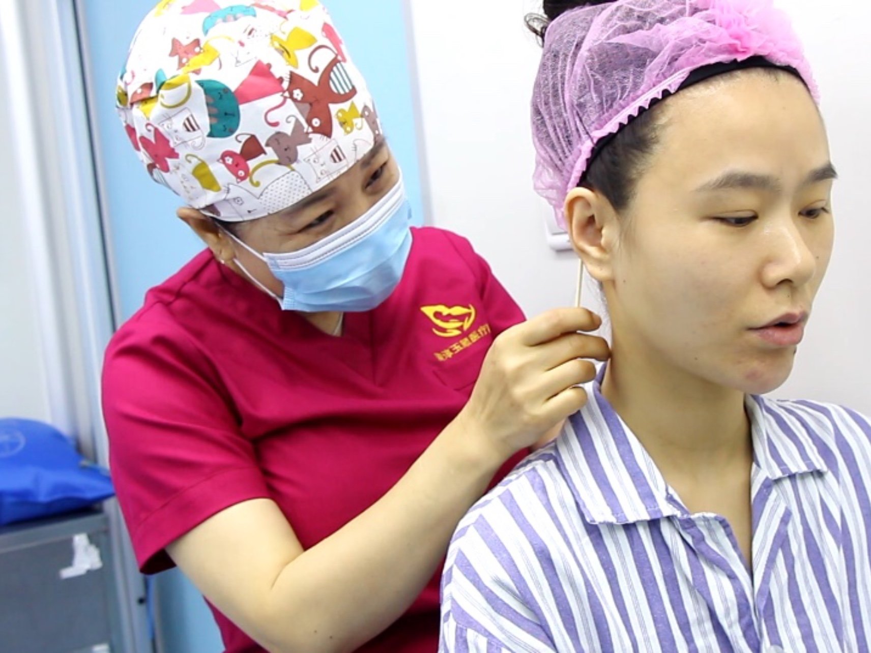 我是典型的贴发耳从正面看一侧耳朵完全贴面另一侧耳朵相对来说要好