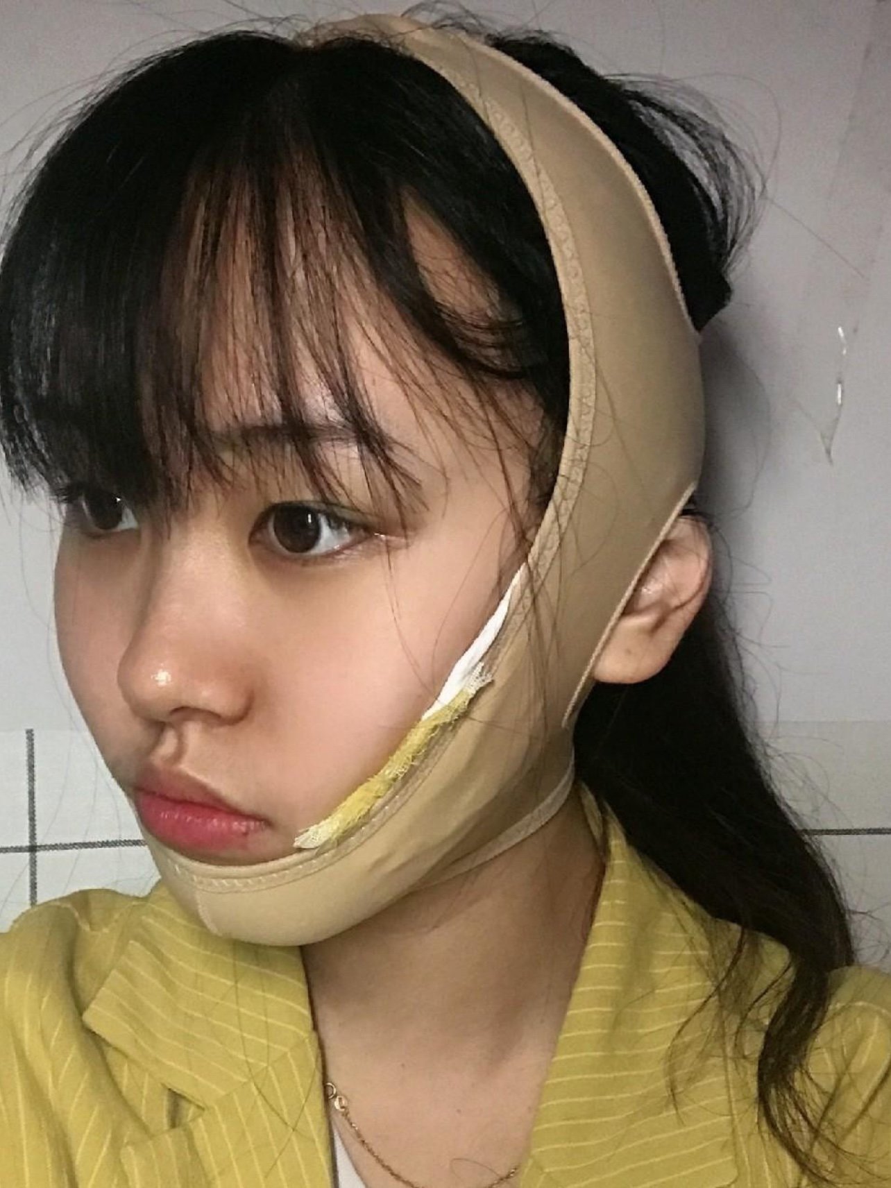 我从小就因为宽脸方下巴,第一印象看上去很凶, 导致我天天都很郁闷.