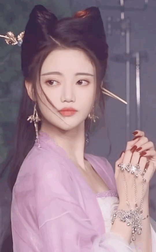 在剧中饰演小狐狸翩然,一身紫衣造型太灵动,被惊艳了……还有女主白露