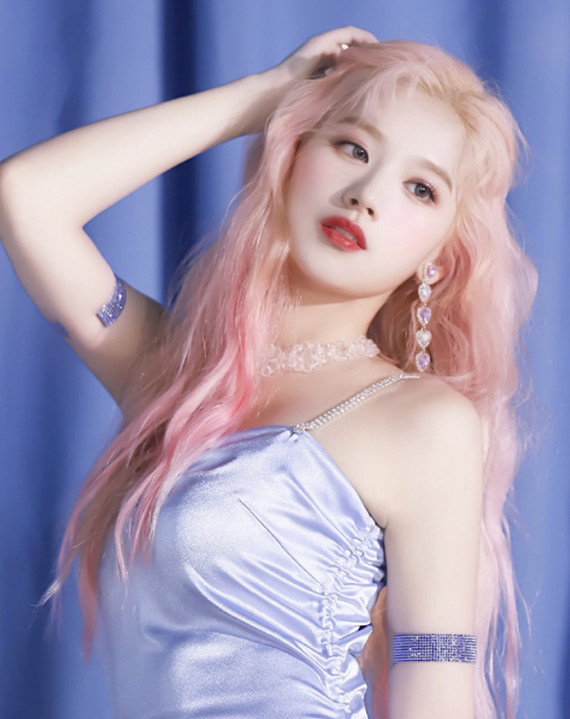 2015年,在韩国jyp选秀节目《sixteen》中脱颖而出,随组合twice出道