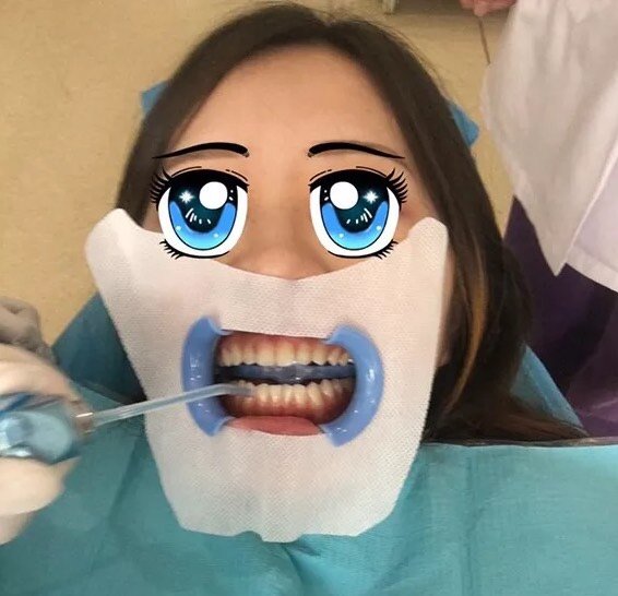 作为一名正值青春的小侠女,偶尔会嫌弃自己的牙齿,也不丑,就是黄,拍照