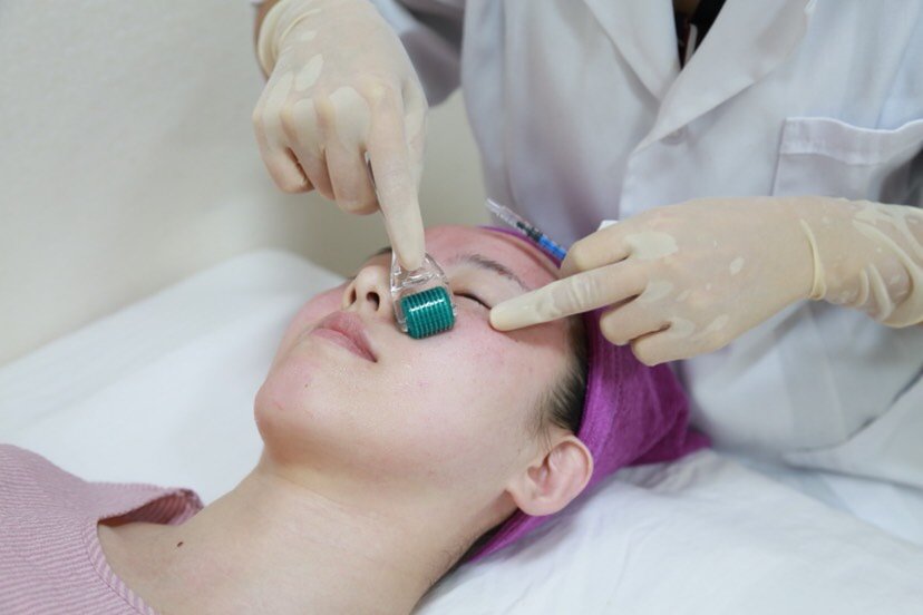 做之前会敷麻药,所以用滚针的时候治疗的时候,也不会很疼.