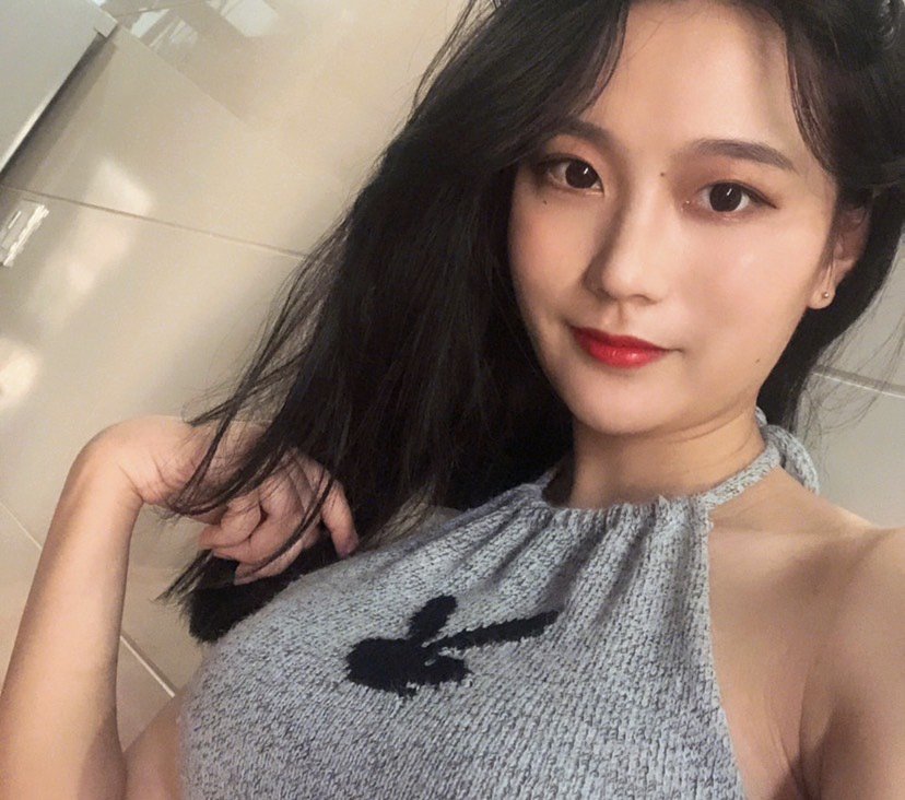 看朋友圈的旅游照片,吊带配酥胸,真的很撩人,然而低_圈子-新氧美容