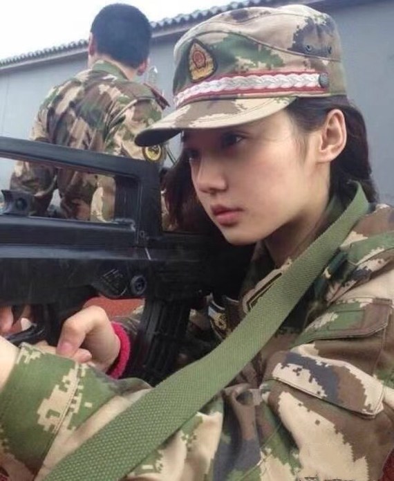 夏,是93年的妹子,军艺毕业,和杨洋还是校友,当初凭一张军装照在网上