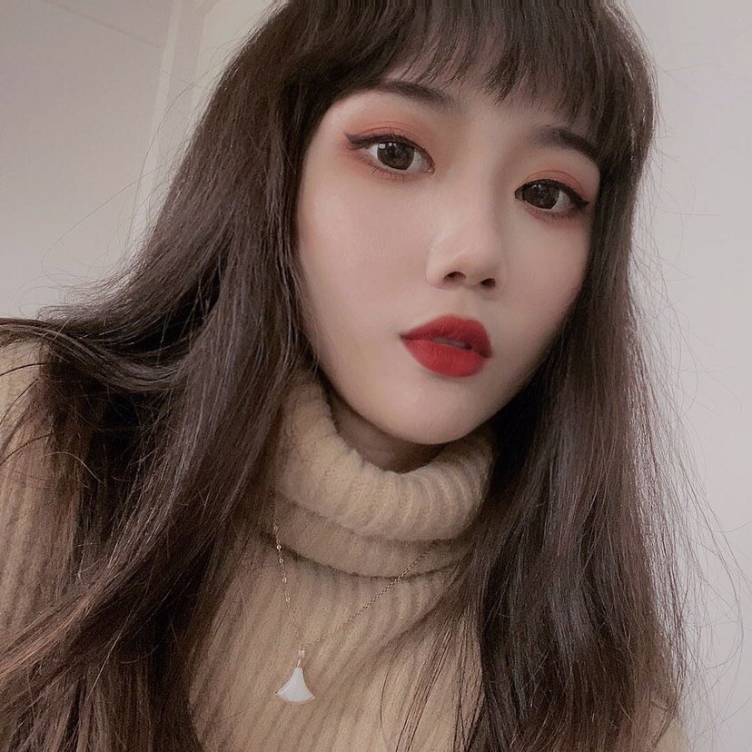 要说人好看,那真的是标准都是差不多的,长得白净,干净,脸上不长痘痘