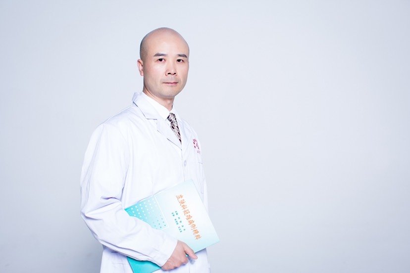 从医院离开还没多长时间,医生的电话就过来了,注意冰敷,不要做剧烈