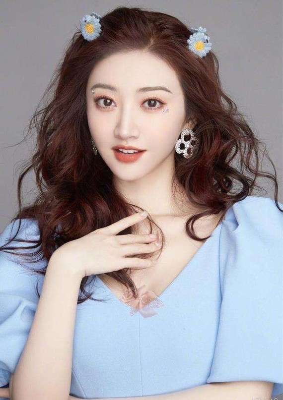 景甜姐姐终于把她的欧式双眼皮修复成窄扇形!