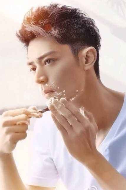 霍建华的颜值没有bug,正面侧面都很和谐标准,符合三庭五眼.