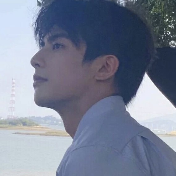 侧面连喉结都那么优越啊,还有谁939393简直就是漫画里跳出来的