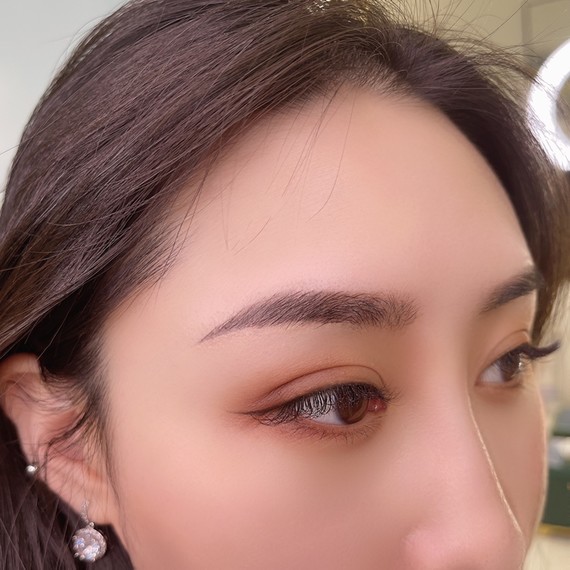 我刚做的眉毛,帮我看看还行吗?