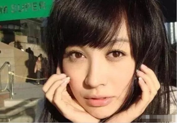 李菲儿的脸也是一手好牌打烂的典型