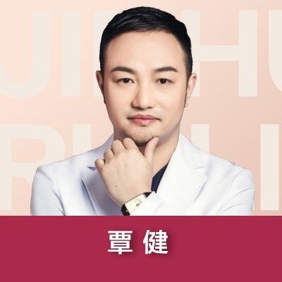 我的鼻子属于典型的亚洲鼻,肉鼻头,鼻梁低,鼻背宽