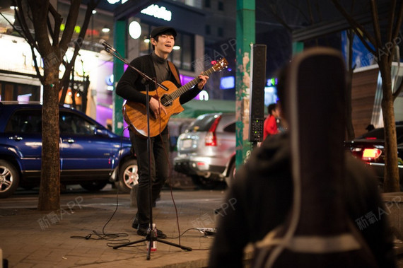 818韩国街头女孩随身化妆品或护肤品推荐青春街弘大