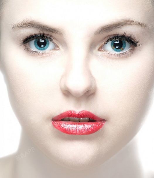 随着年龄的增长,鼻翼两侧就会出现不同程度的法令纹