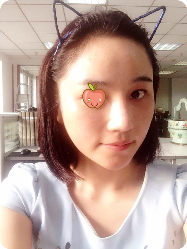 今天起了个大早来上班,办公室就我一个人,哈哈,自恋四连拍.