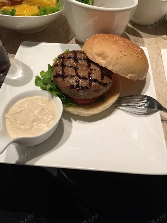 正菜到了,瑞士芝士牛肉堡,好吃的说不出话来!