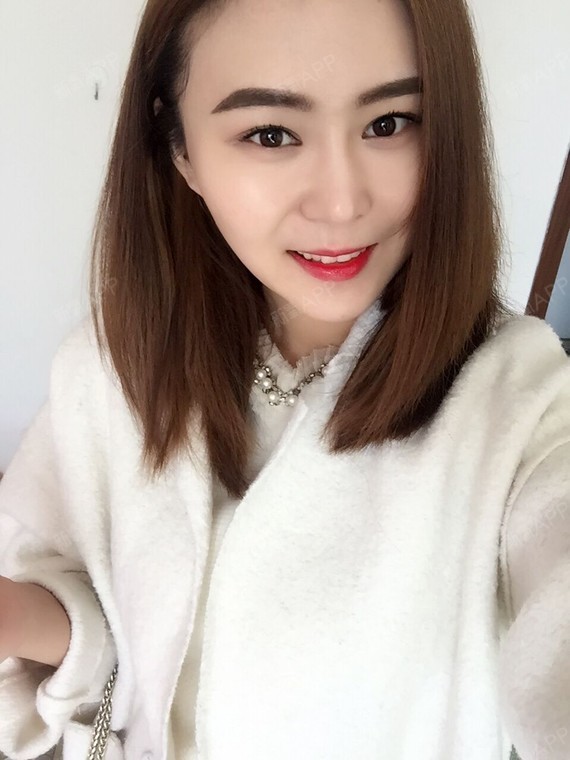 这是今天上班出门之后,在家里自拍的,看到脸现在瘦瘦的,自拍也