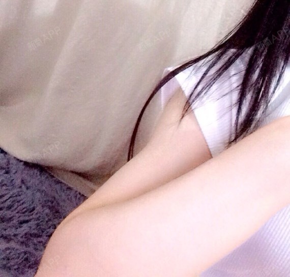 看我的胳膊是不是特别白 脱完毛 现在还没在长出来 滑滑的