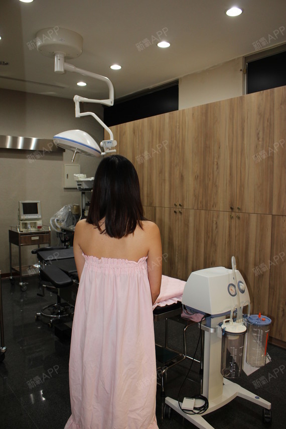 一切准备就绪,我就进手术室准备接受消毒罗~好期待唷