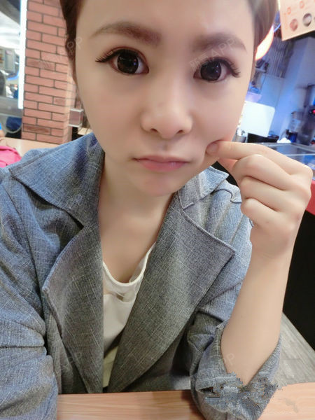 宝宝是典型的塌鼻子,外加有点朝天鼻.