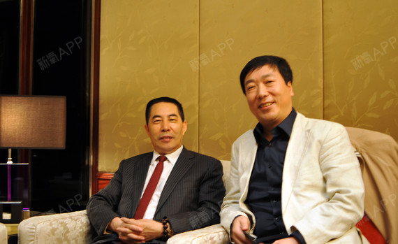 李世荣将军与卢丙仑教授会场歇息畅聊