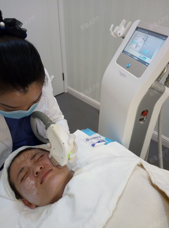 全程目击看像素射频如何收服痘坑毛孔