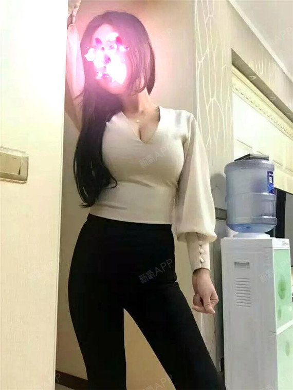 现在罩杯变大了,出门回头率不要太高,就这样拍几张照片给大家看看