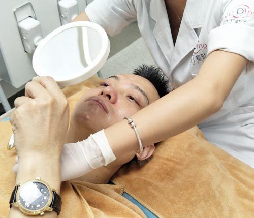 我在大厅沙发玩手机,一个护士小姑娘过来跟我说我老婆买了一个小气泡