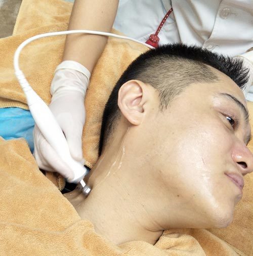 我在大厅沙发玩手机,一个护士小姑娘过来跟我说我老婆买了一个小气泡