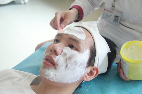 医生在给我敷麻药~~过会我就要开始体验了