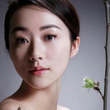 上唇的唇红线呈弓形称为唇弓.