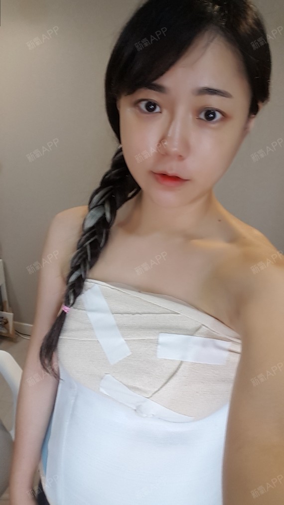 我现在在家里 都快要热的开空调了 ,外出倒是挺好的 随便套个宽松的