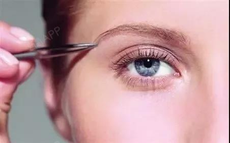 越松弛 将原来的双眼皮都给遮住了 提眉术可以改善上眼睑皮的下垂现象