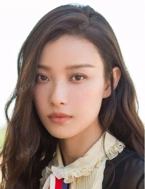 这精致的小脸和五官,简直美到犯规, 也不知道是多少女孩子努力的目标