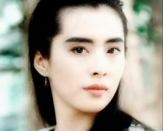 《倩女幽魂》的造型保留了她的美人尖,看上去十分柔美.