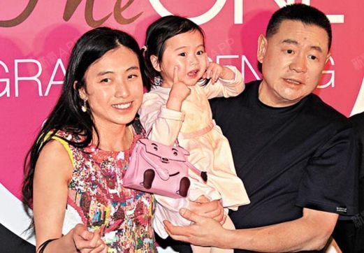 富二代,不仅家境优渥,往往还肤白貌美椭Ｓ窕全家福朱少德一家三口照