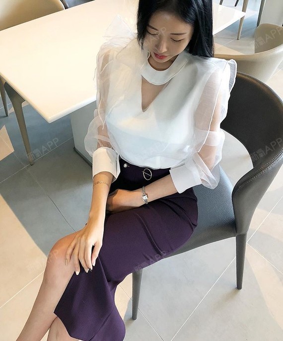 隆胸后每一次拍照我都很认真的拍,也不枉费这么大的胸!哈哈