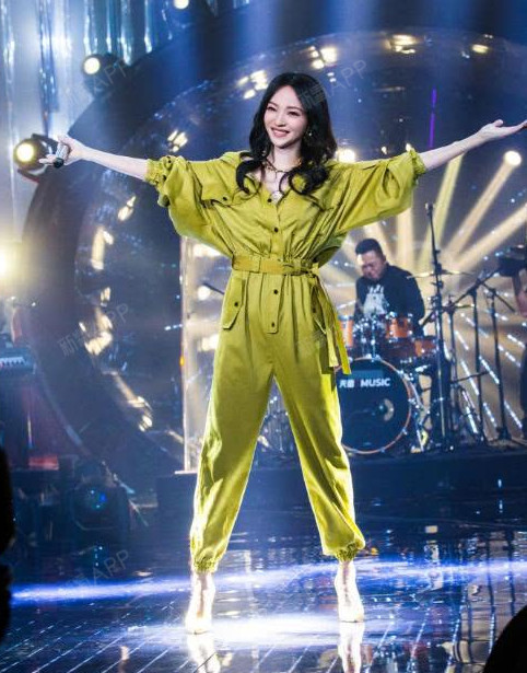 张韶涵眼睛像开过眼角,蔡依林更厉害"网友说拍下脑门眼珠能掉出来"