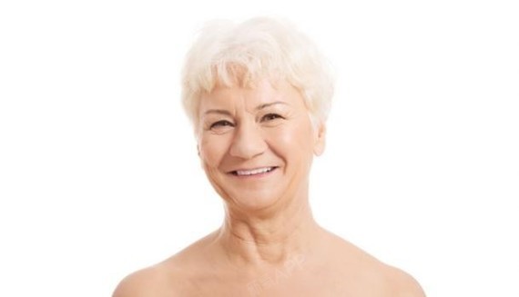 都说【颈纹】显老,这么做能能抚平它!