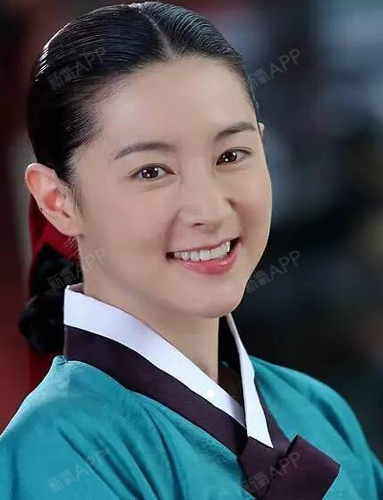 出席活动却被发现脸却垮了,不仅下垂,还显得脸盘子越