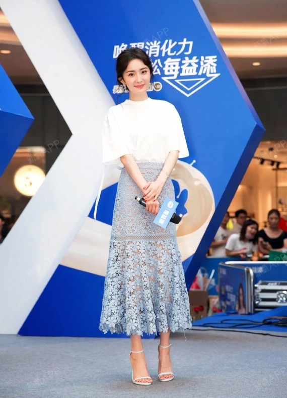 当白tee搭配蓝色蕾丝裙时,大幂幂又选择了一双蓝色的一字带凉鞋