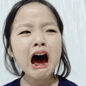 你总不能说小孩子也往下巴打了玻尿酸吧