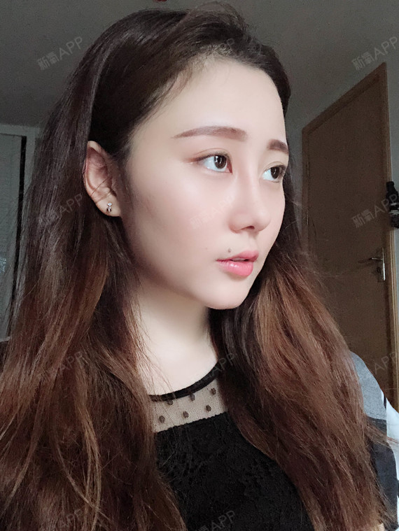 下巴兜翘,还是这么好看,喜欢这款自然的下巴.