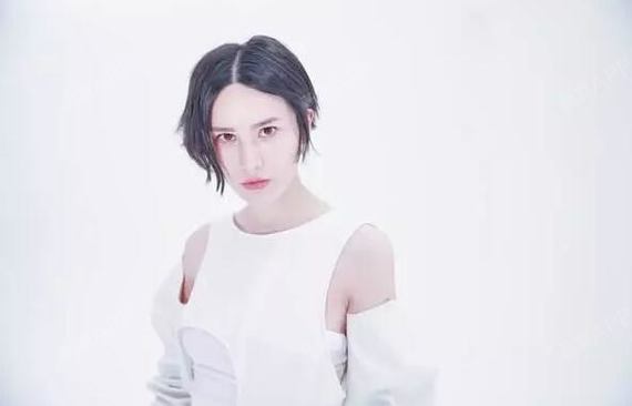 尚雯婕帮蔡徐坤庆生,有人却说她整容整的像男人