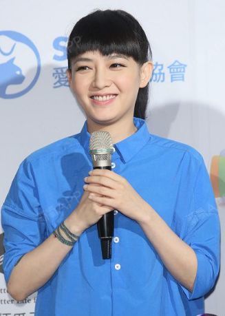 后来郭采洁出道时,羊还觉得她们有点相似.(下图是范晓萱)