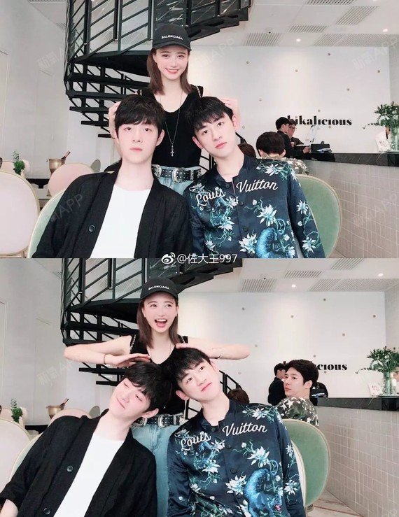 ako和好基友侯家远都没有照片看上去那么岁月静好,两个人都有炒作史.