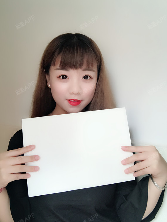 果然黑衣服显瘦,哈哈哈,我做了几个举牌的照片,特意_圈子-新氧美容