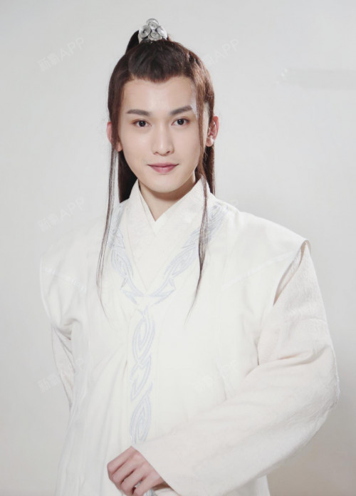 虽是一介书生,但长剑在侧,不显半分羸弱之气,反而看起来格外儒雅,挺直