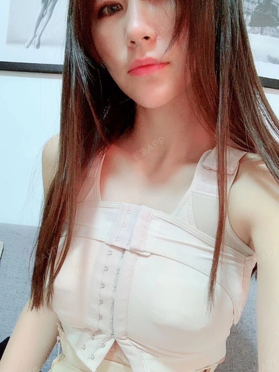 身材和脸蛋长的还算标致,就是胸太小,小的时候说什么_圈子-新氧美容