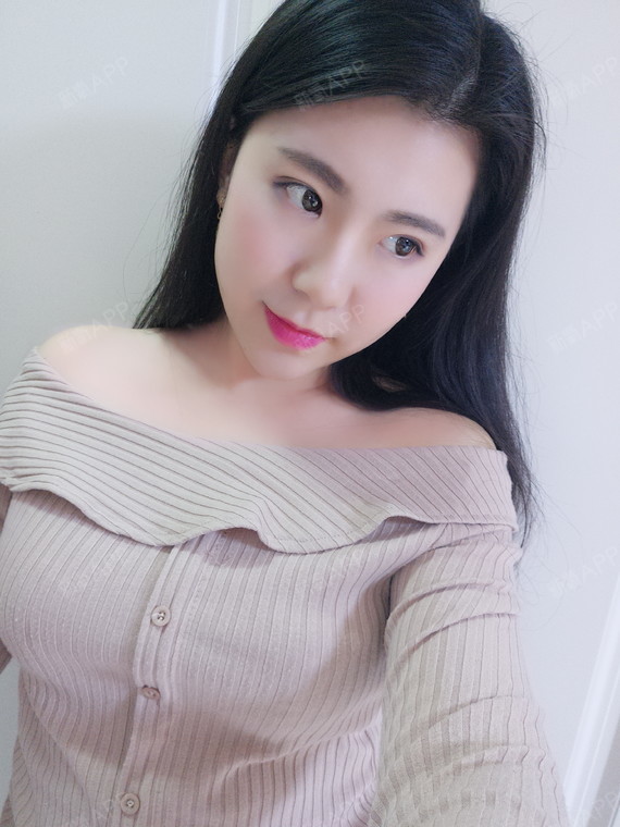 现在杭州挺冷的.开了空调,在家里花式拍胸,哈哈哈.我就是这么爱臭美.